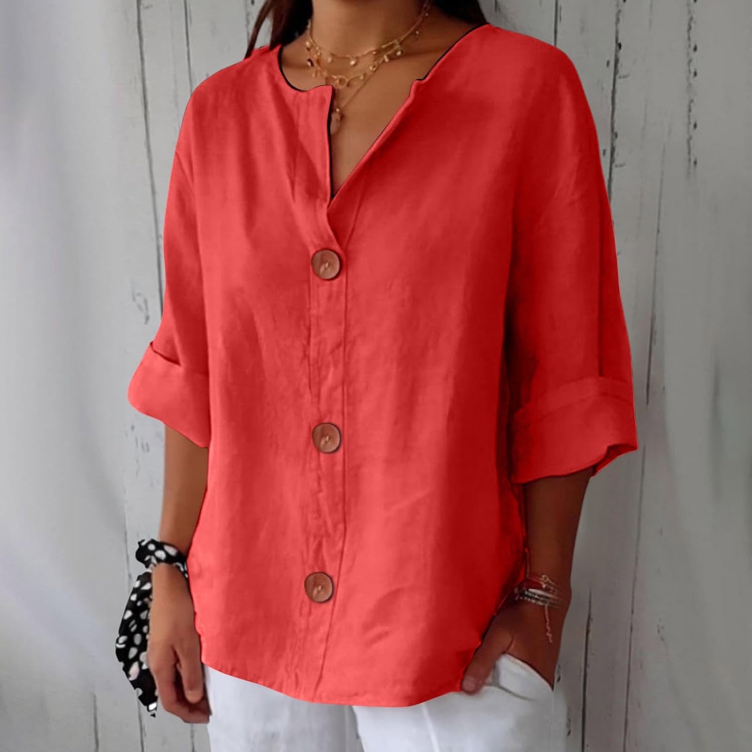 Blouse en lin beige Clara de Danoir Paris, style décontracté, vue portée montrant le tissu léger et la coupe confortable.