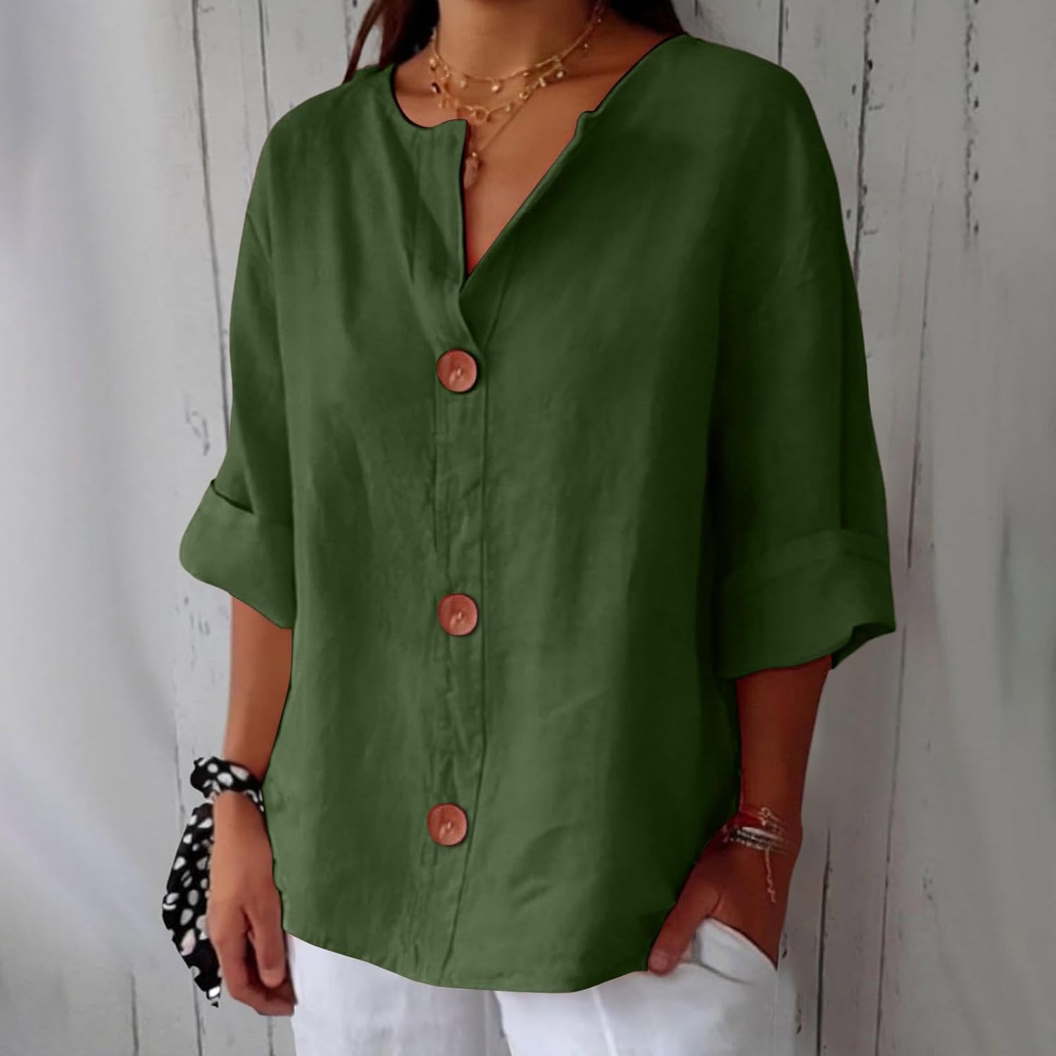 Blouse en lin beige Clara de Danoir Paris, décontractée avec manches longues et coupe fluide, portée sur un mannequin.