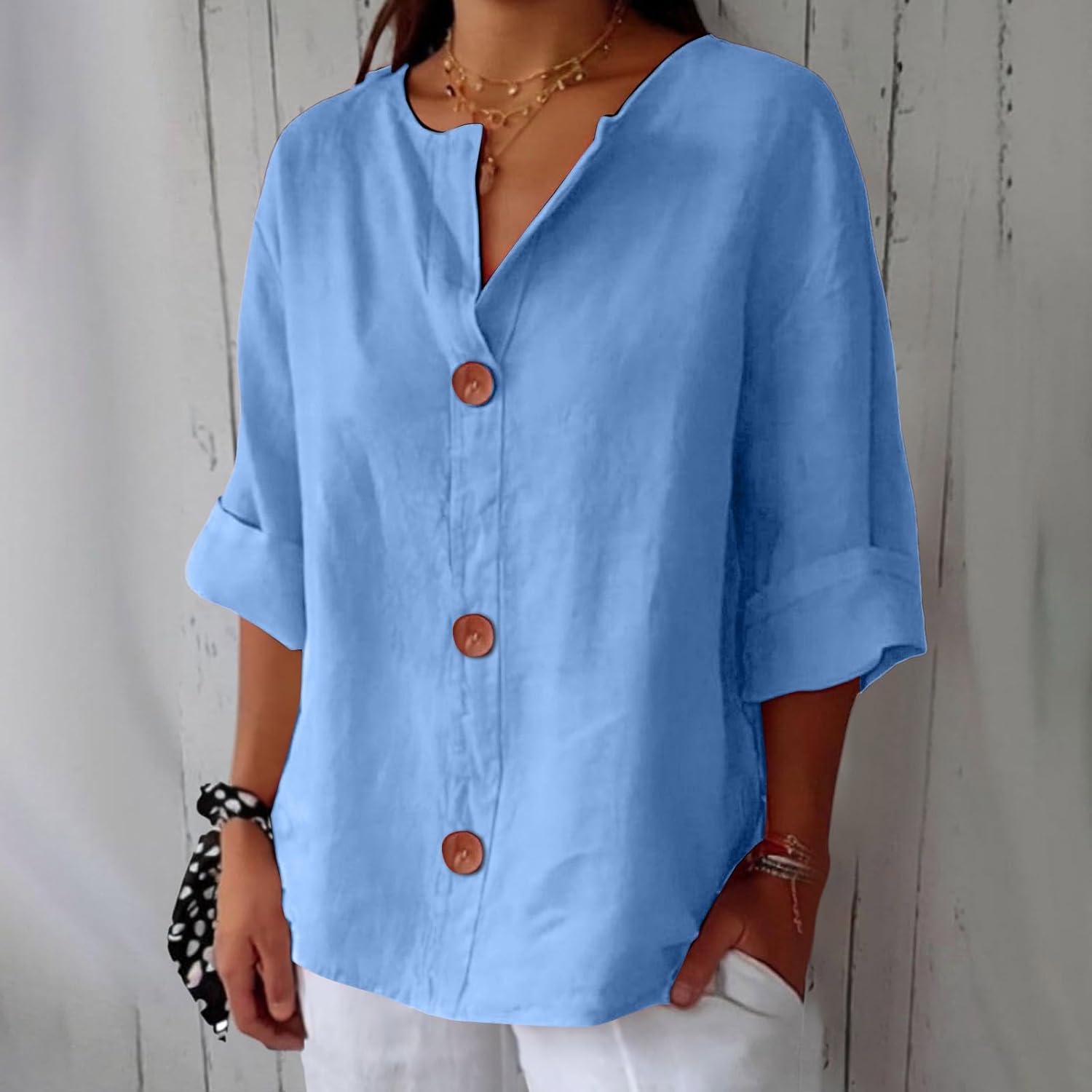 Blouse en lin beige Clara de Danoir Paris, style décontracté, portée sur un mannequin, détail léger et tissu naturel visible.