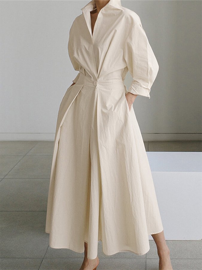 Robe longue beige élégante Clémence de Danoir Paris, tissu fluide et coupe sophistiquée, portée pour une occasion spéciale.