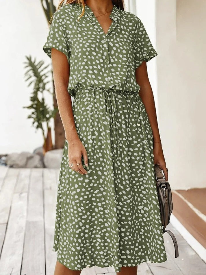 Robe fluide sophistiquée Edith de Danoir Paris en tissu beige, élégante et légère, portée avec un style moderne.