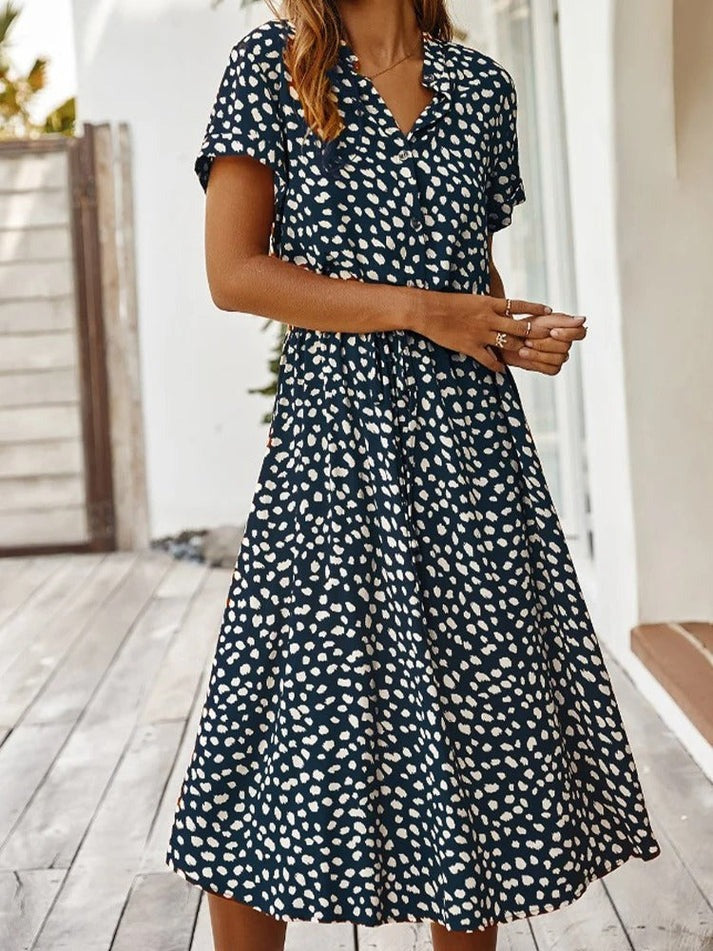 Robe fluide sophistiquée Edith de Danoir Paris en tissu beige, élégante et légère, parfaite pour une tenue chic.