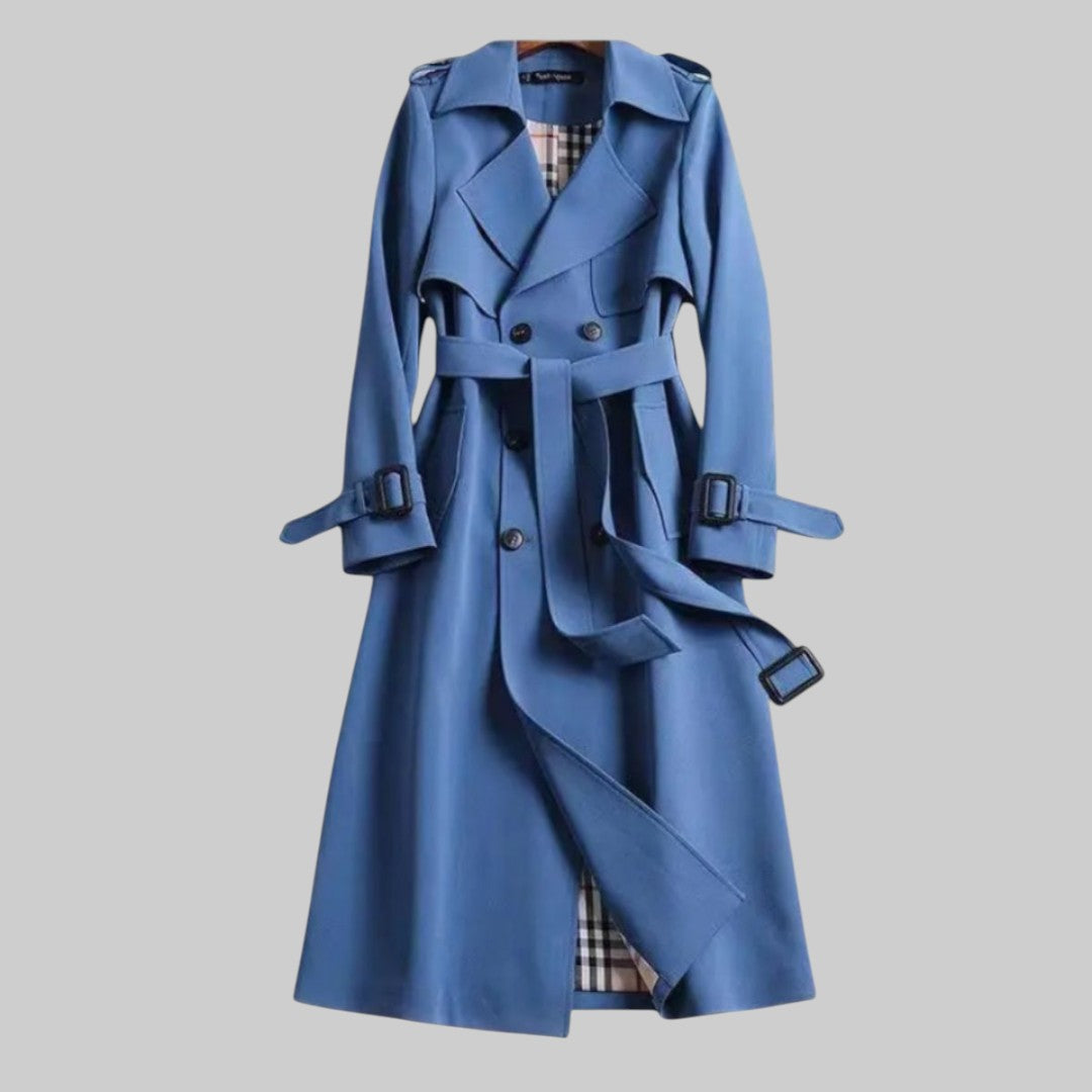 Trench-coat classique Jakarta™ beige de Danoir Paris, coupe élégante et tissu léger, porté sur un mannequin.