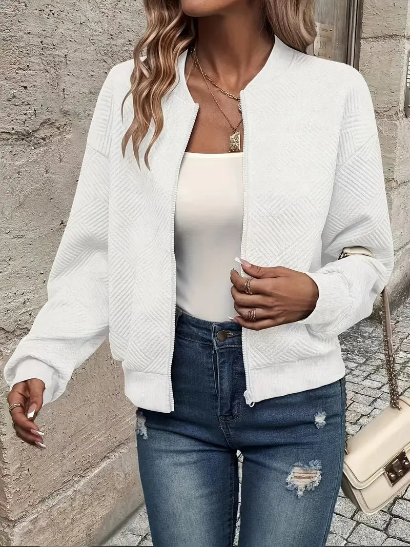 Veste printanière élégante Jennita de Danoir Paris en beige, vêtement léger pour la saison printanière.
