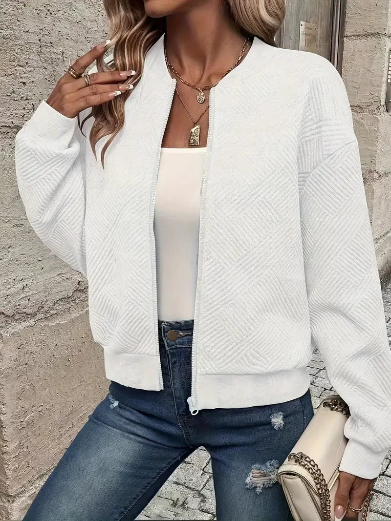 Veste printanière élégante Jennita de Danoir Paris en beige, tissu léger et coupe sophistiquée.