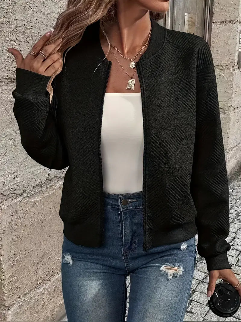 Veste printanière élégante Jennita de Danoir Paris en beige, légère et sophistiquée, idéale pour la saison printanière.