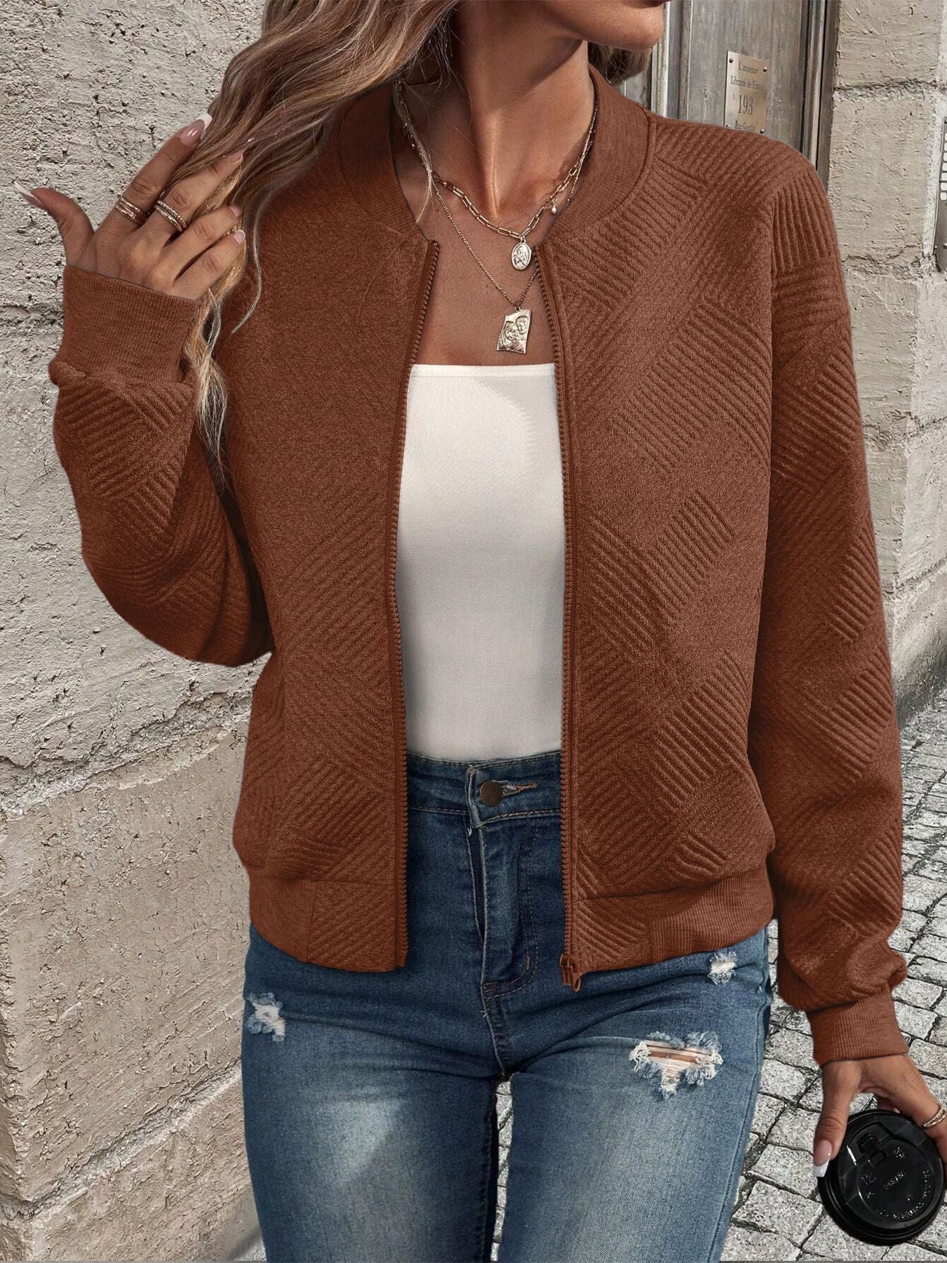 Veste printanière élégante Jennita de Danoir Paris en beige, vue en détail sur un fond neutre.