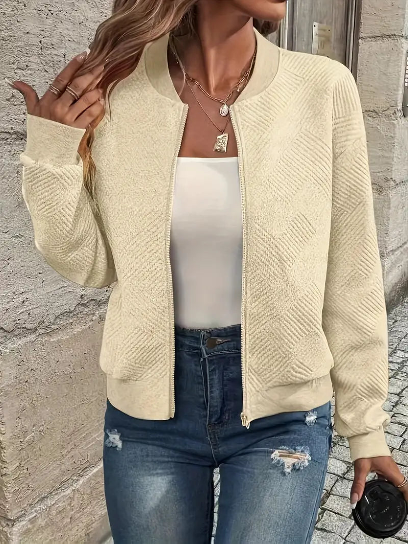 Veste printanière élégante Jennita de Danoir Paris en beige, vue de face, avec col et manches longues.