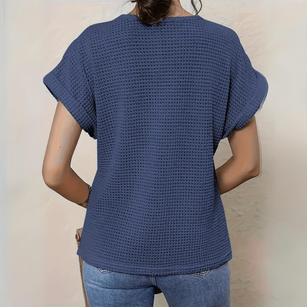 Blouse élégante en dentelle beige Karin par Danoir Paris, détails fins et tissu délicat visible sur l’image.