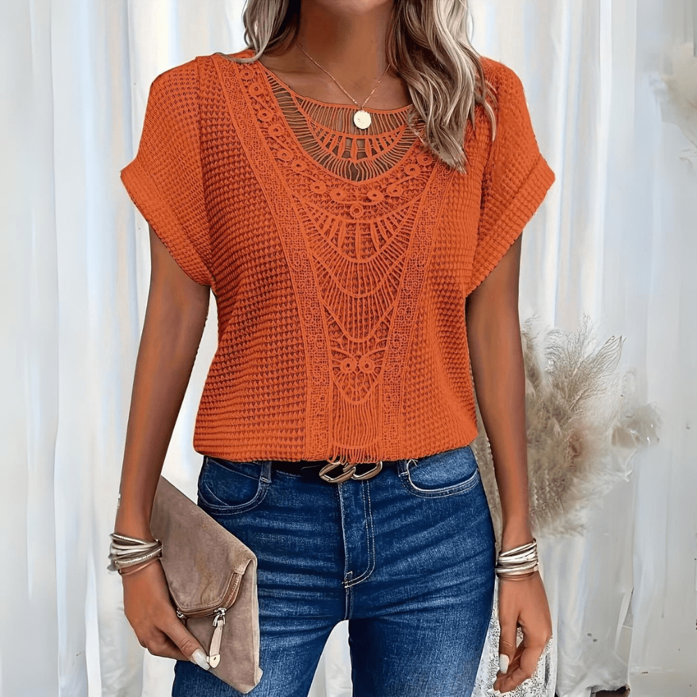 Blouse élégante en dentelle beige Karin de Danoir Paris, détail de la dentelle fine et coupe sophistiquée visible sur l'image.