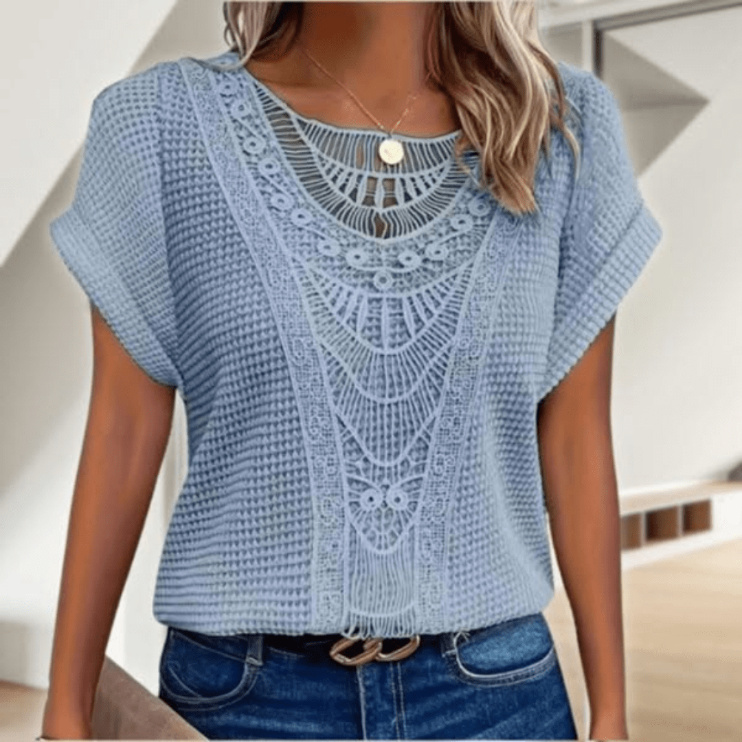Blouse élégante en dentelle beige Karin par Danoir Paris, détail fin et tissu délicat visible sur cette image.
