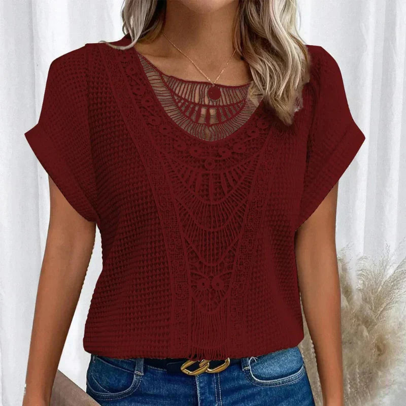 Blouse élégante en dentelle beige Karin de Danoir Paris, avec détails fins et coupe sophistiquée.