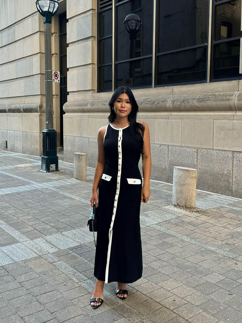 Robe flottante beige Noella de Danoir Paris, élégante et légère, portée en occasion spéciale ou décontractée.