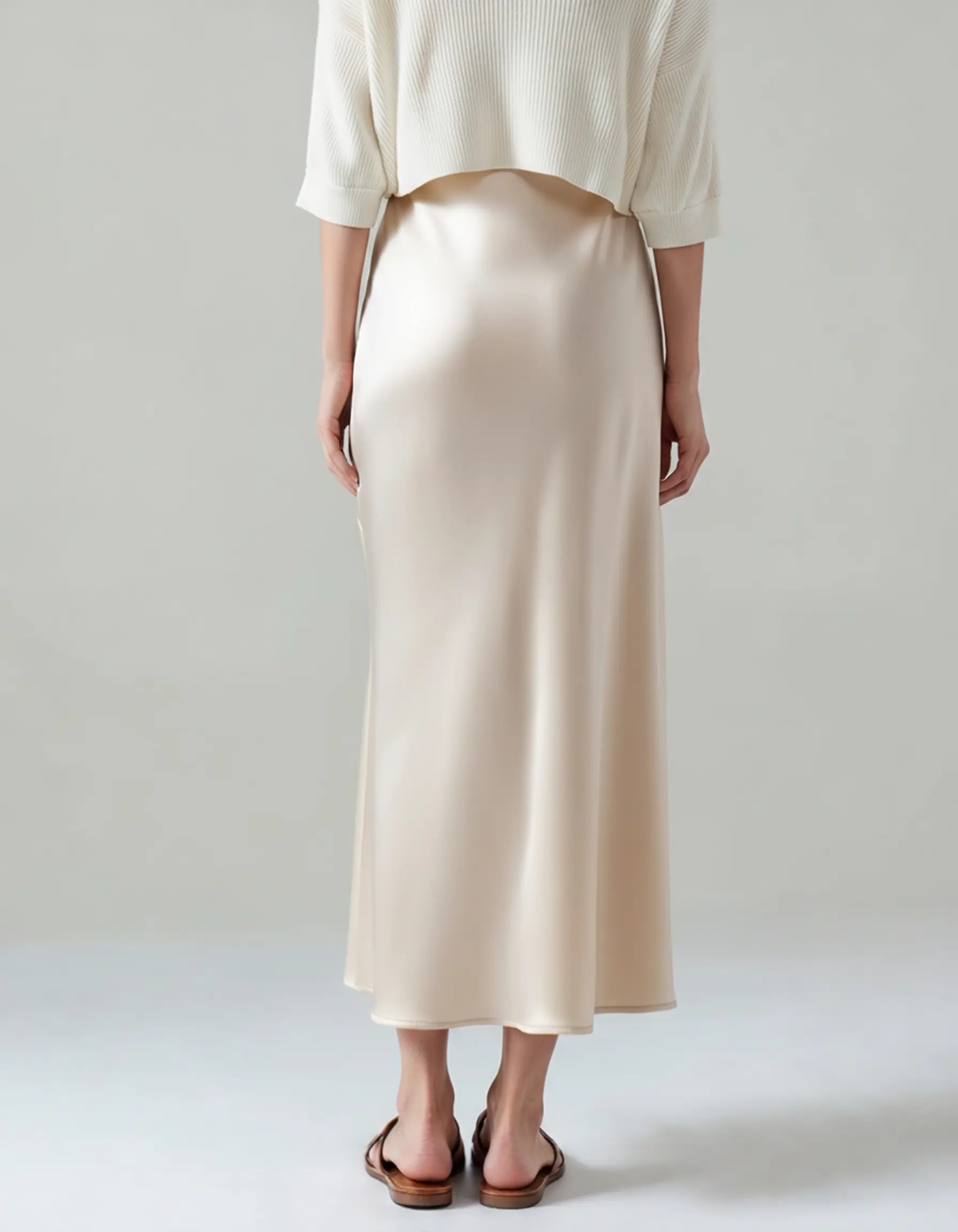 Jupe en soie Old Money de Danoir Paris, beige, taille moyenne, avec une coupe élégante et un tissu fluide visible sur l'image.
