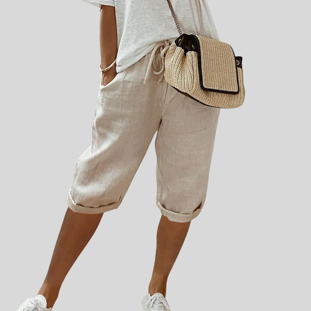 Short fluide beige Danoir Paris, vêtement confortable et élégant, porté de face avec détails fluides et sophistiqués.