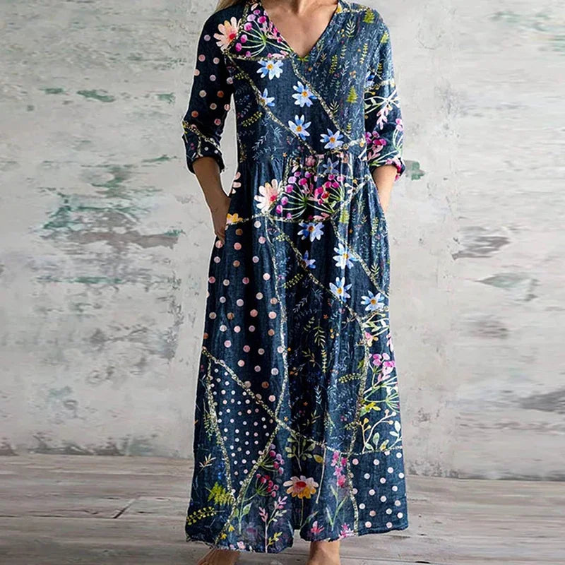 Robe aérienne florale Tamara de Danoir Paris en tissu beige avec motifs floraux, portée élégante et légère.