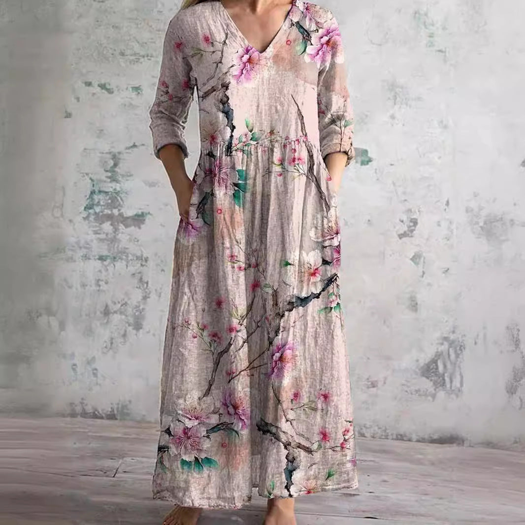 Robe aérienne florale Tamara de Danoir Paris, en tissu léger beige avec motif floral, portée élégante et fluide.