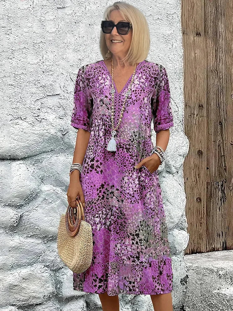 Robe midi éclatante Lina de Danoir Paris en tissu beige sable, vue en gros plan sur le détail du tissu et de la coupe.