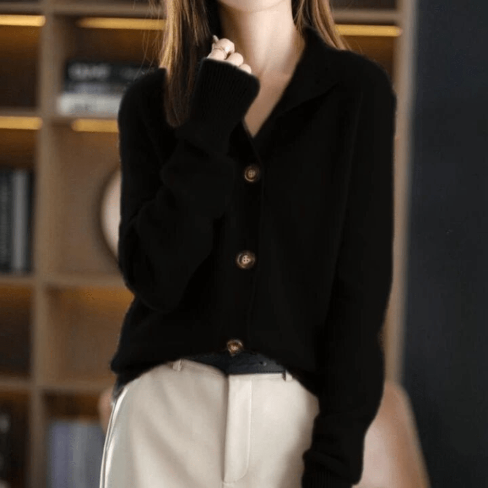 Gilet beige en cachemire Alexandra de Danoir Paris, coupe chic et élégante, porté sur un fond neutre.