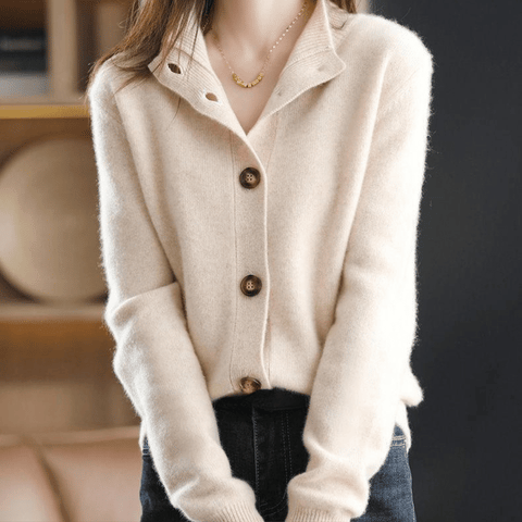 Gilet chic en cachemire beige Alexandra de Danoir Paris, porté, avec détails élégants et texture douce visible.