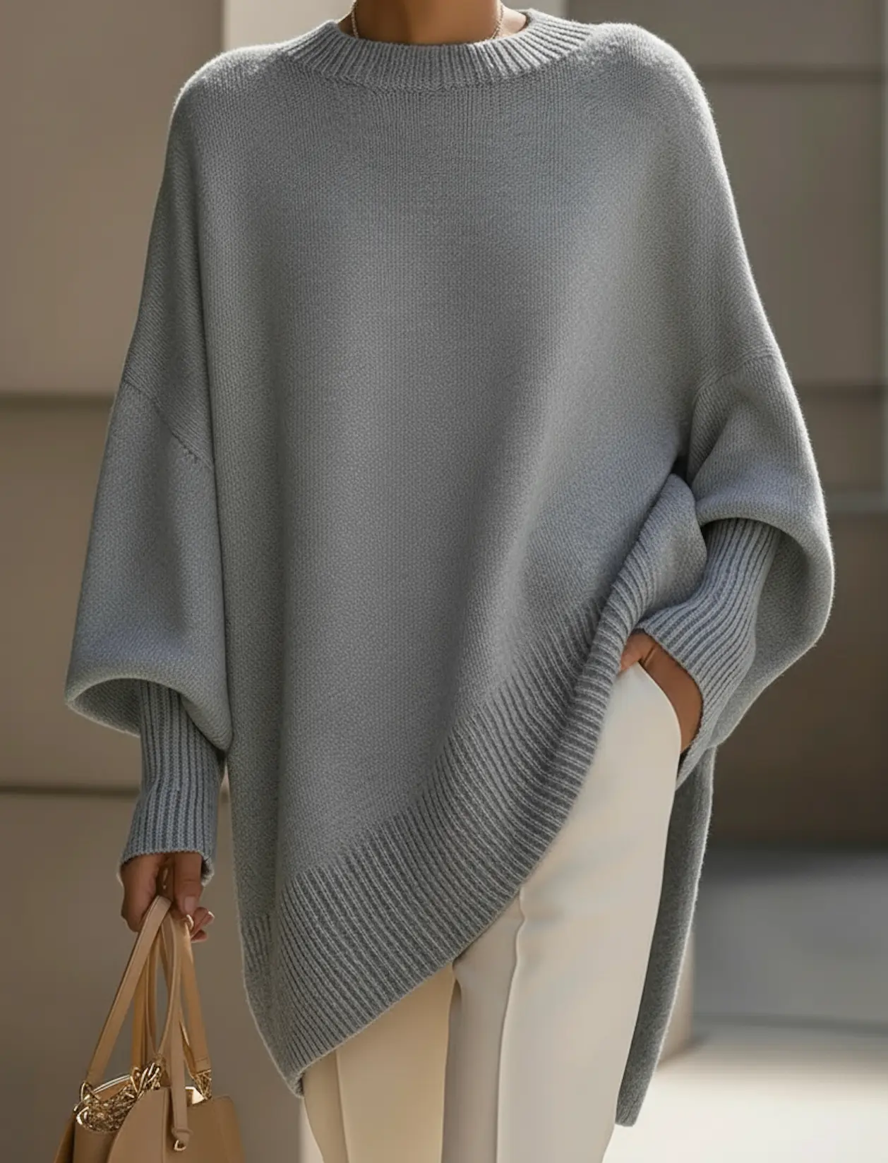 Pull beige Danoir Paris en coton, coupe classique, porté sur mannequin, détail de la texture du tissu, taille XS.