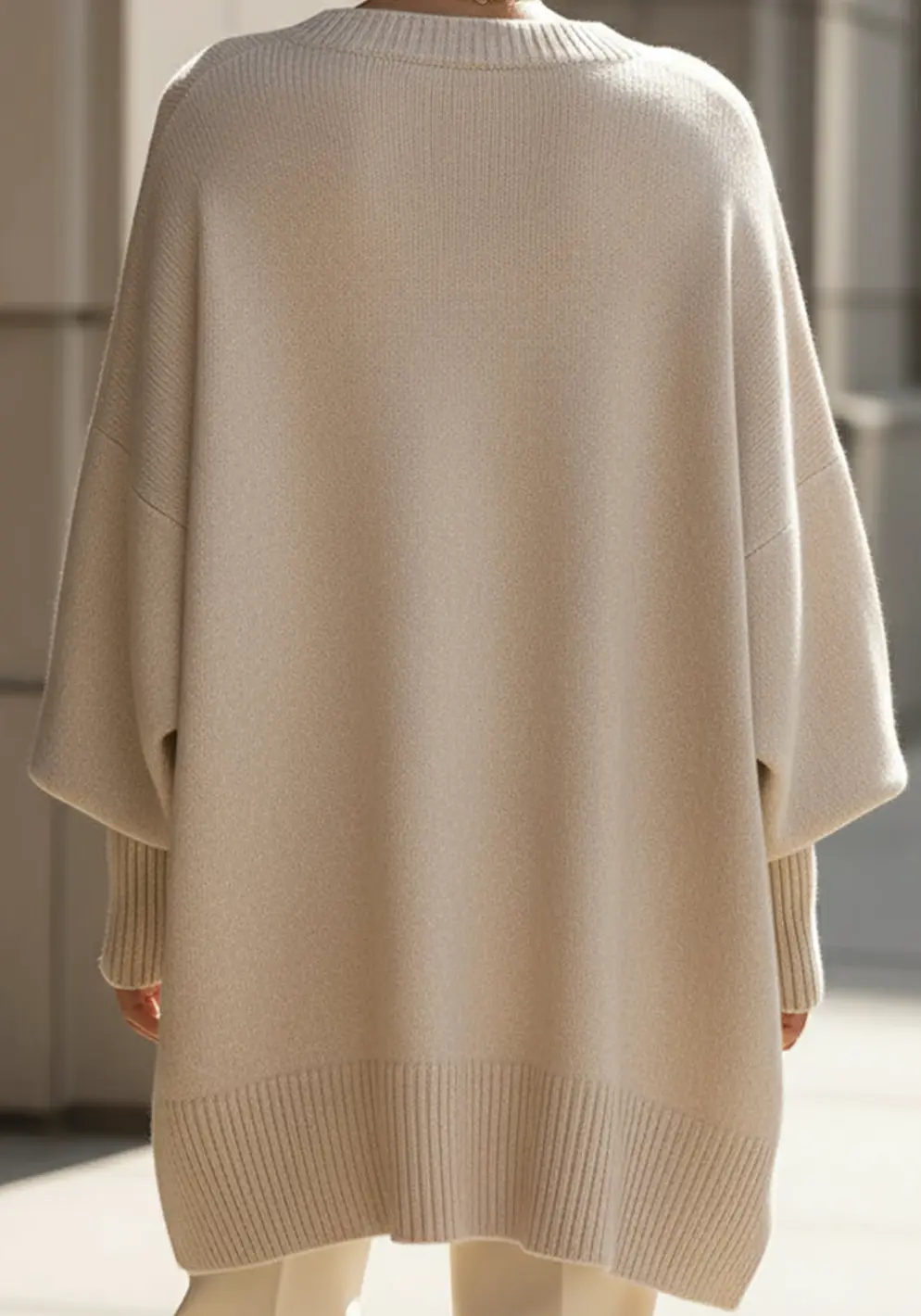 Pull Danoir Paris beige en laine douce, coupe ajustée, porté sur un mannequin avec col rond.
