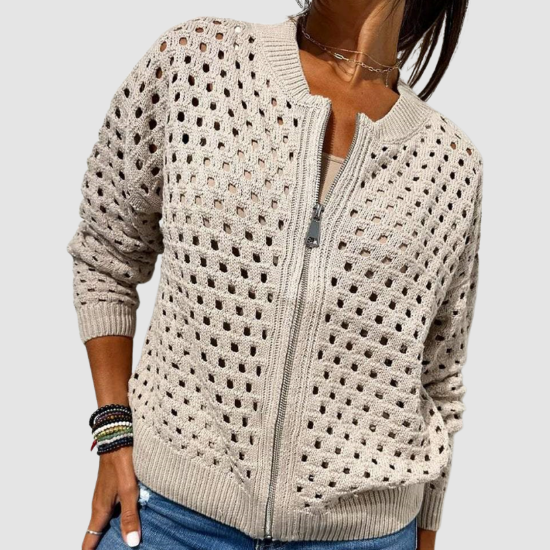 Cardigan en maille Desiree™ Premium de Danoir Paris, beige, taille XS, porté avec col rond et manches longues.