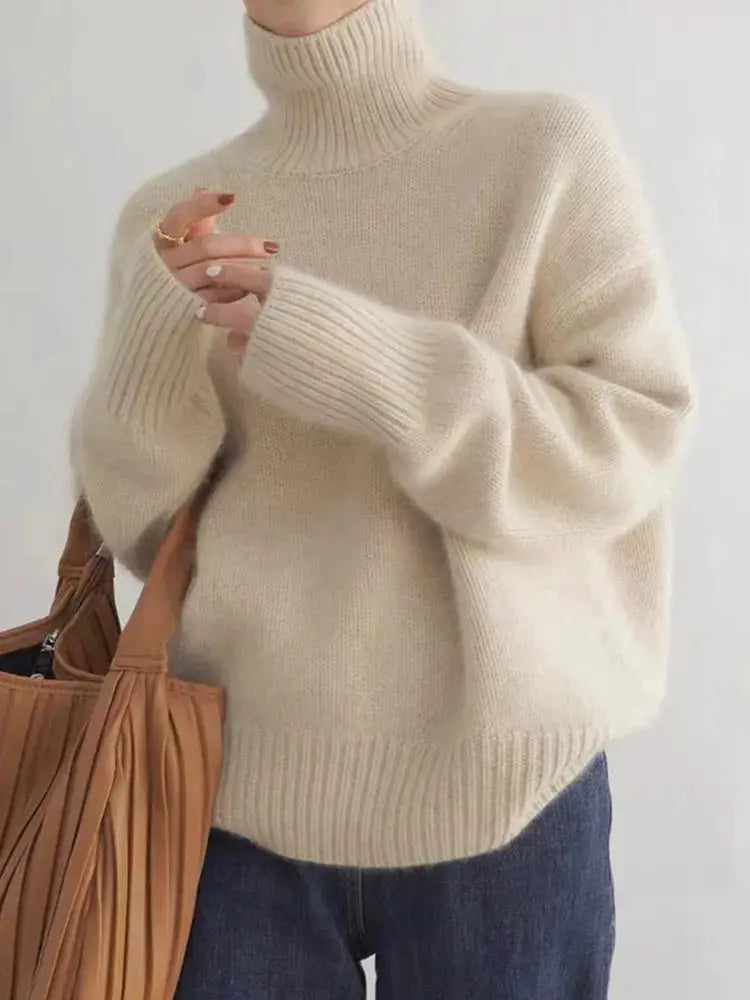 Pull col montant en cachemire beige Danoir Paris Isabella, vue en gros plan.