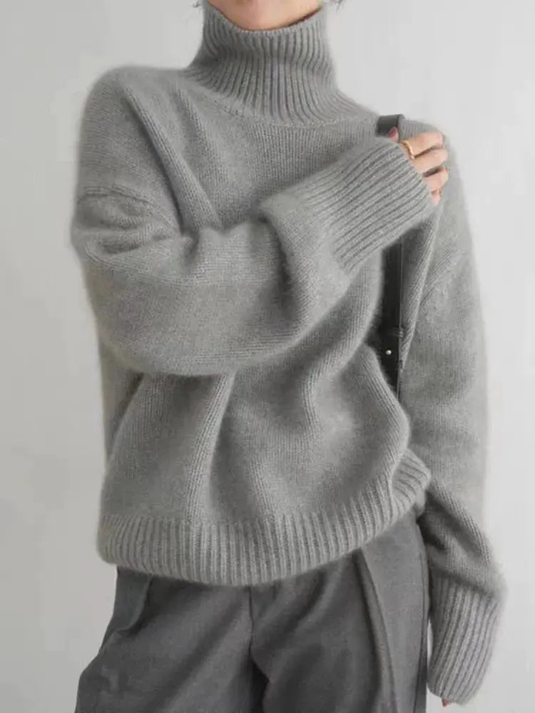 Pull col montant en cachemire beige Danoir Paris Isabella, doux et chaud, porté sur un mannequin.
