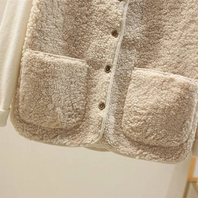 Gilet classique beige Danoir Paris Laluna, en maille douce, porté en taille XS, style polyvalent et élégant.