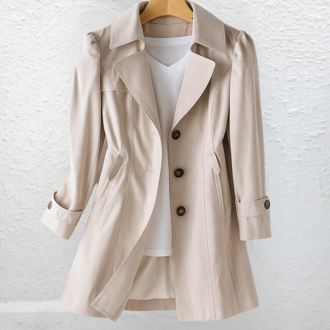 Manteau d'été vintage élégant Olivia de Danoir Paris en beige, style chic et sophistiqué pour l'été.