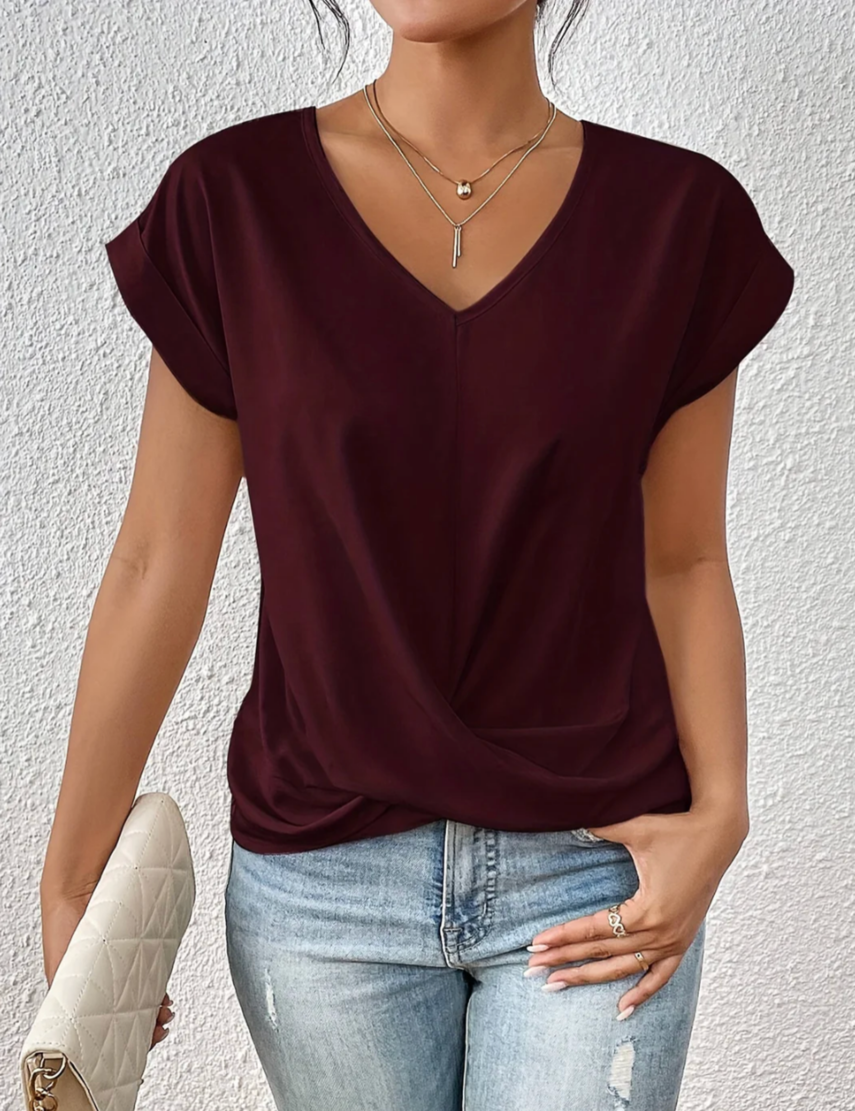 T-shirt moderne Danoir Paris Valeria avec col en V féminin blanc, coupe élégante et décontractée, vue de face.