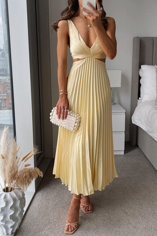 Robe longue noire à taille haute et décolleté en V, style maxi, de la marque Danoir Paris, portée élégante.