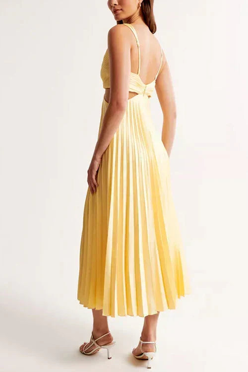Robe longue noire Danoir Paris Rhiannon à taille haute et décolleté en V, élégante et fluide, portée sur mannequin.
