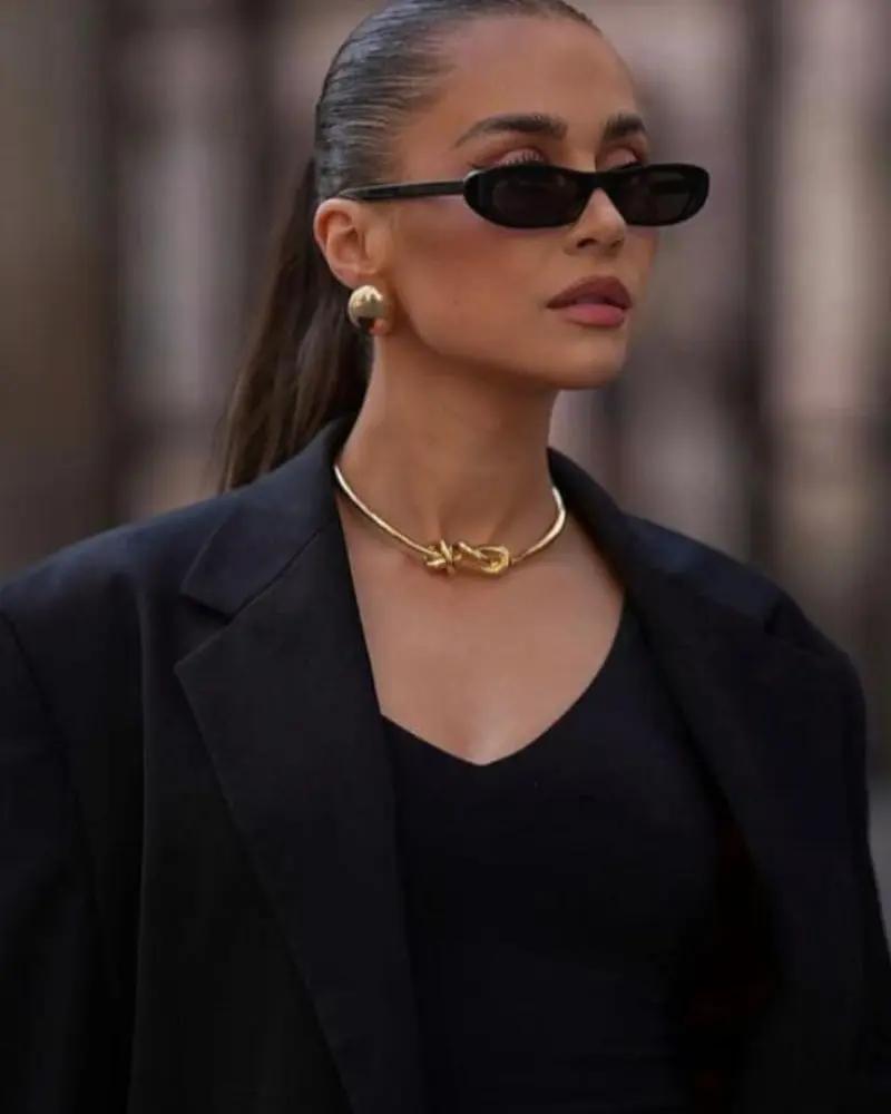 Lunettes de soleil ovales Sylvie de Danoir Paris, monture noire élégante, vue de face avec verres foncés.