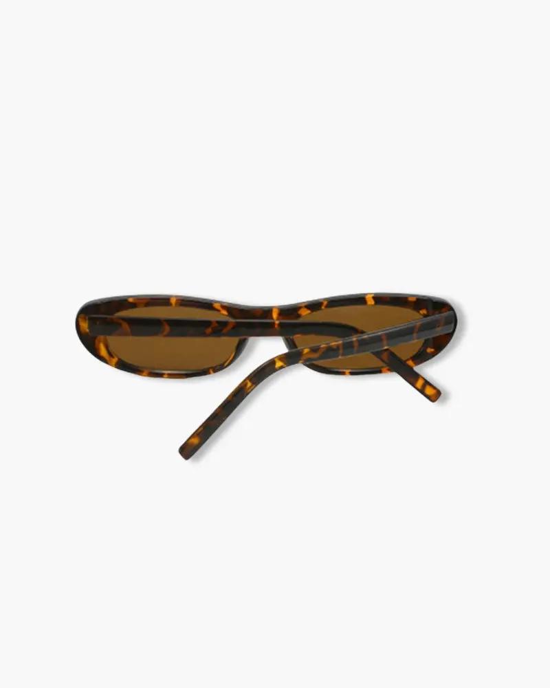 Lunettes de soleil ovales Sylvie de Danoir Paris en noir, avec monture élégante et design moderne.