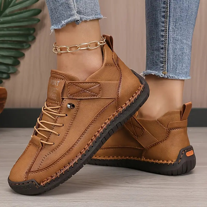 Chaussures de sport Danoir Paris blanches, confortables et soutenantes, pour un style décontracté et une marche agréable.