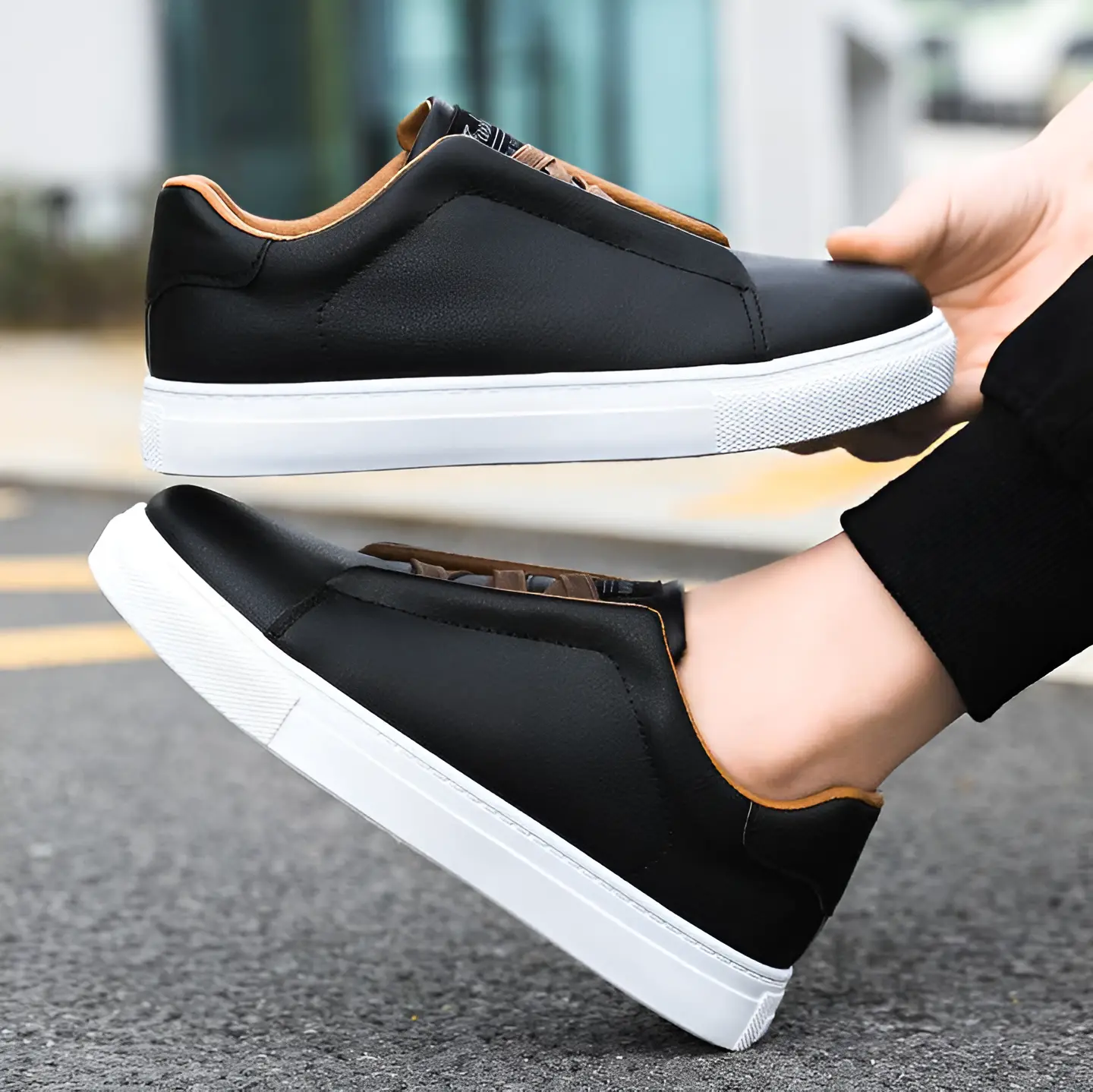 Sneakers blanches Danoir Paris Bernardo™ Sneakers Chic pour femme, vue de côté avec détails élégants.