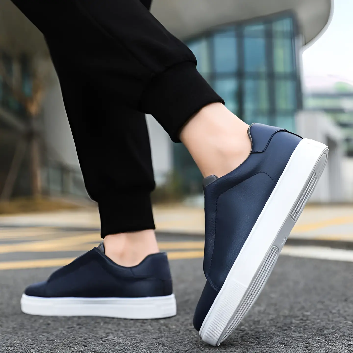 Chaussures sneakers chic blanches Bernardo™ de Danoir Paris, style élégant et moderne, vue de face avec détails en cuir et design tendance.
