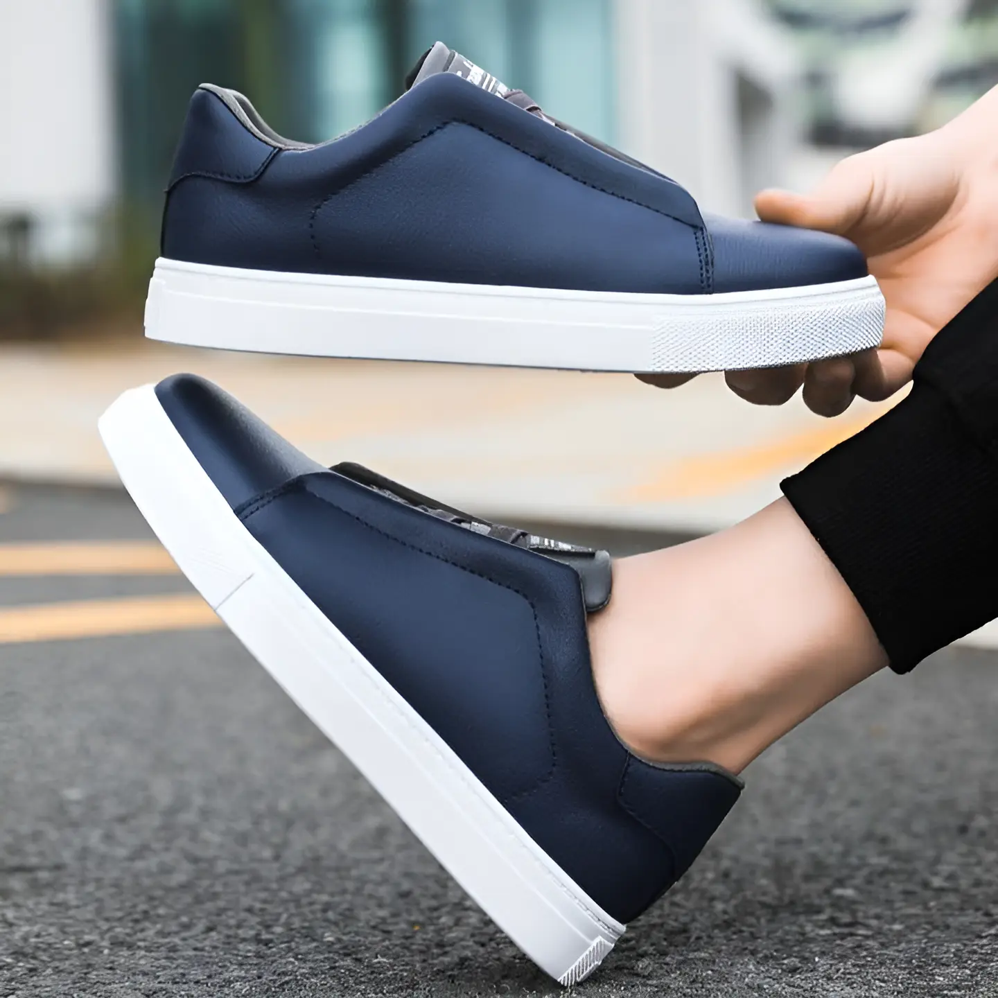 Sneakers Bernardo™ Danoir Paris en blanc, chaussures de mode chic pour femmes, vue de côté avec détails élégants.