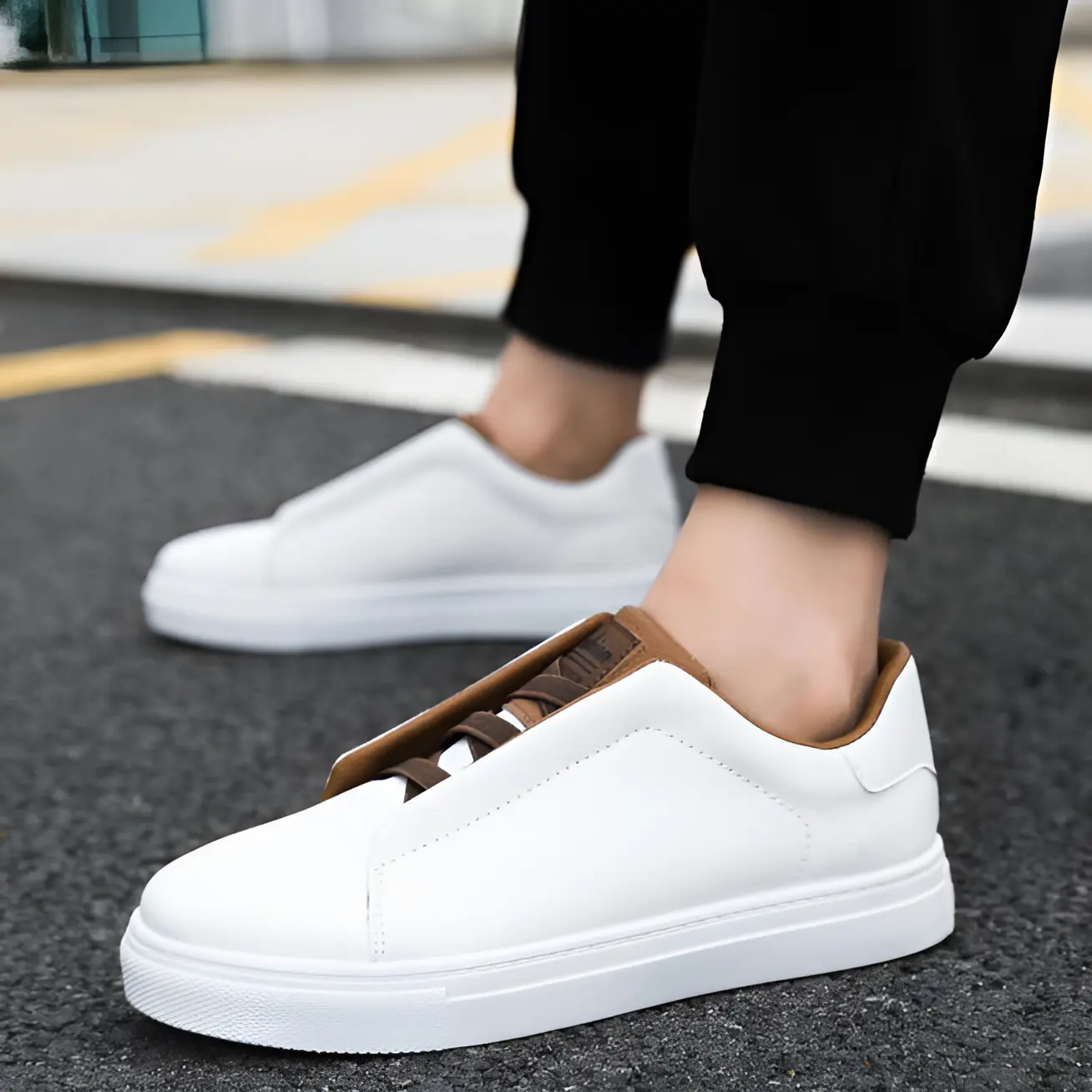 Sneakers Danoir Paris Bernardo™ Blanc, style chic, en cuir blanc, souples et modernes, pour femmes.