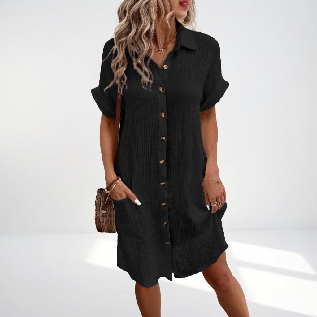 Robe chemise élégante blanche Béatrice™ de Danoir Paris, tissu fluide et coupe féminine, portée avec accessoires.