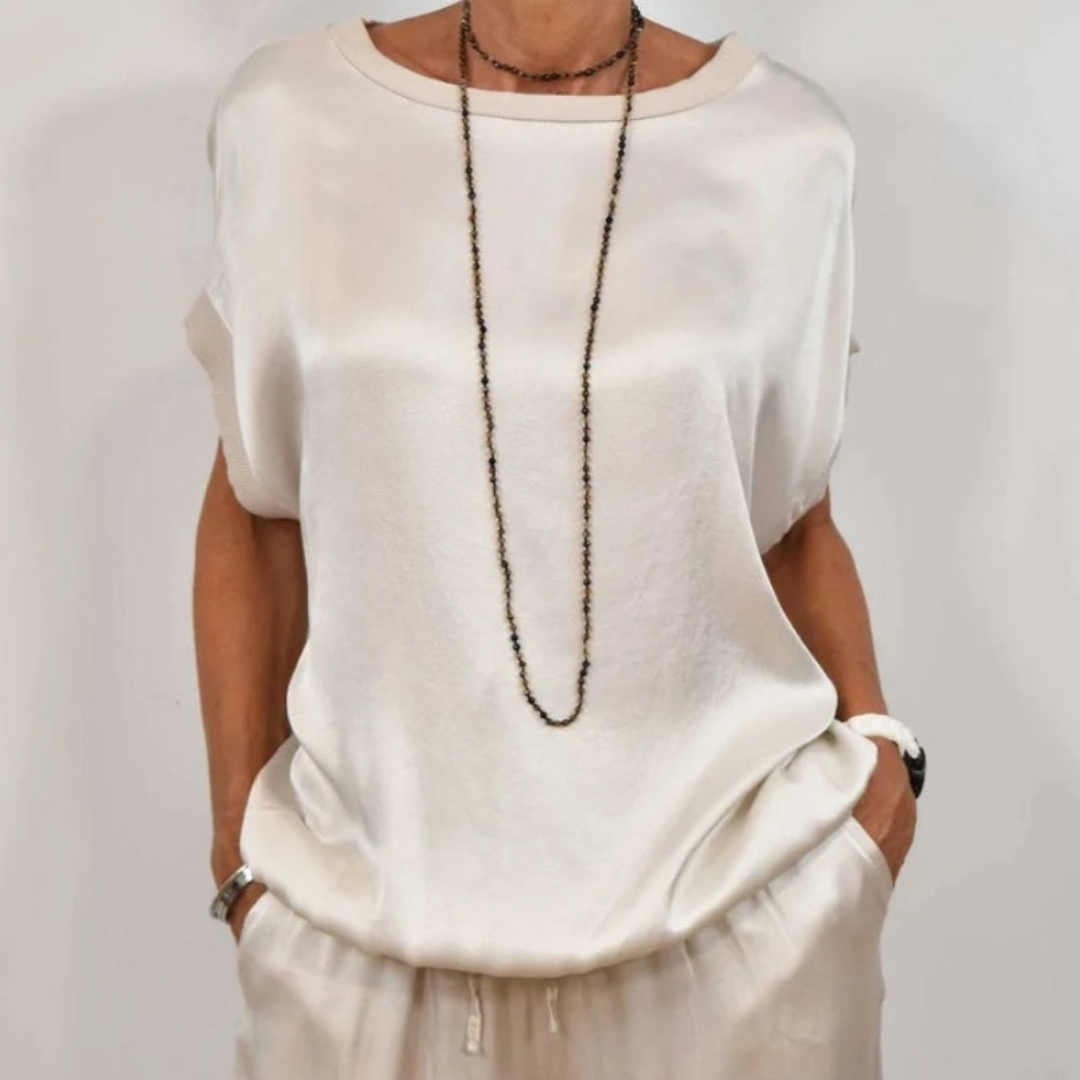 Ensemble élégant à deux pièces Celia de Danoir Paris, vêtement blanc avec détails sophistiqués, porté par un mannequin.