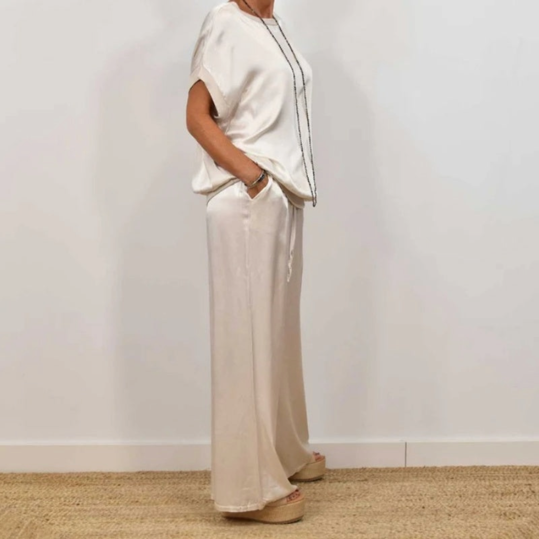 Ensemble élégant à deux pièces Celia de Danoir Paris, en tissu blanc, porté sur mannequin, vue de face.