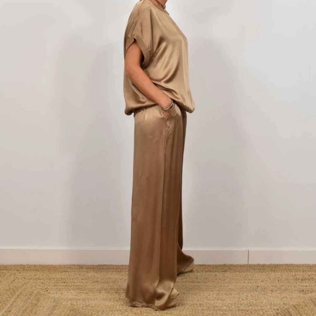 Ensemble élégant à deux pièces Celia de Danoir Paris, vêtement blanc avec détails sophistiqués, porté sur un mannequin.