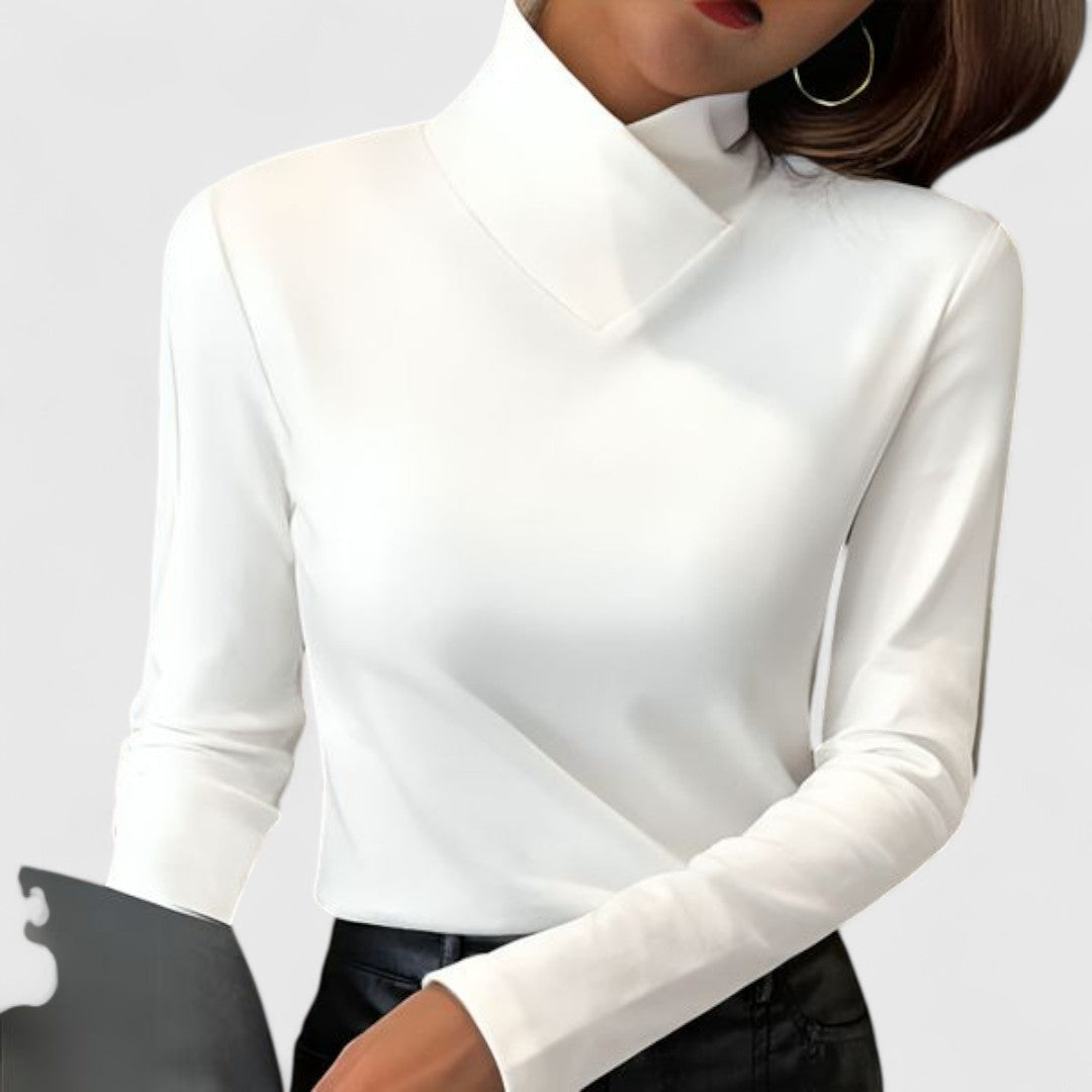 Pull blanc Danoir Paris élégant à col montant, doux et confortable, porté en image.