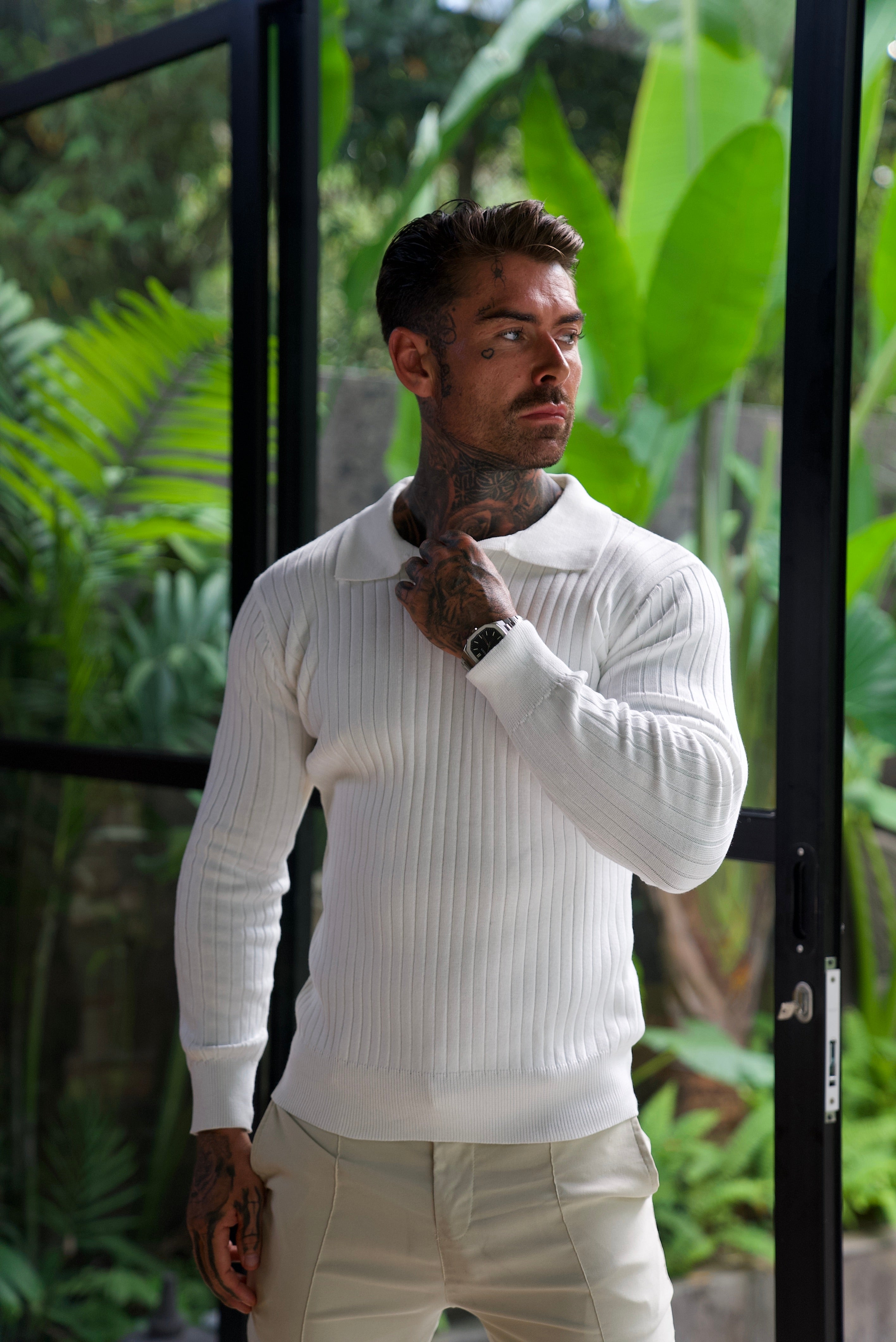 Pull Sogno texturé de Danoir Paris, en coton blanc, avec un design moderne et confortable, porté par un mannequin.
