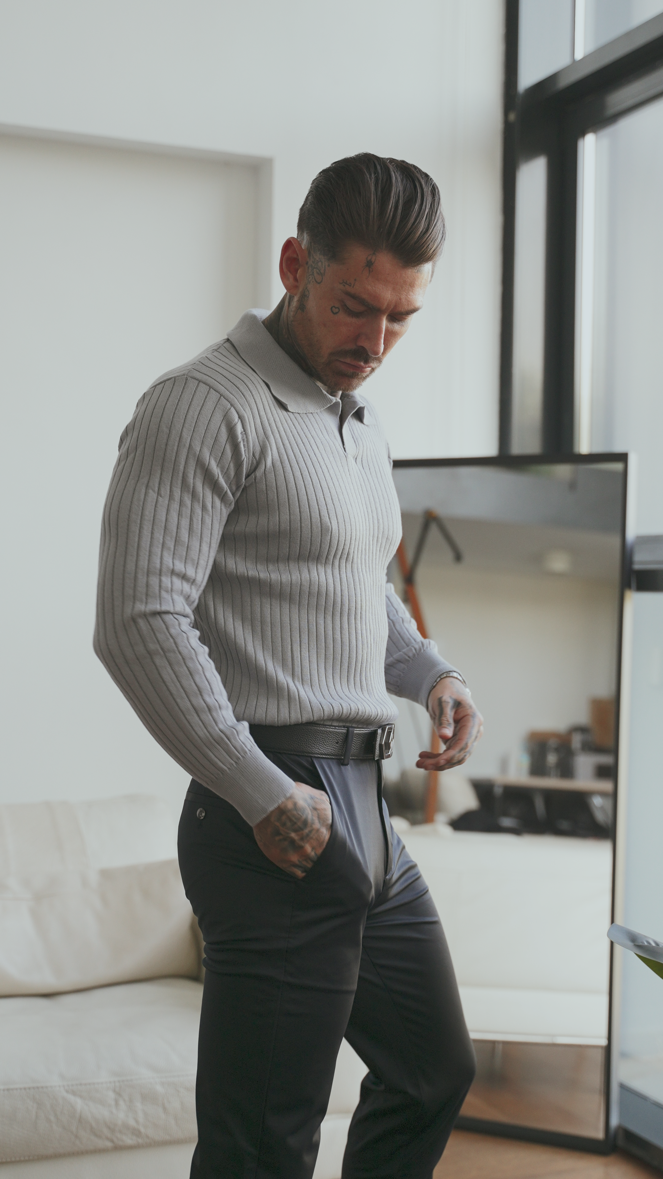 Pull Sogno texturé de Danoir Paris, en tissu blanc, avec un style moderne et confortable, porté par un mannequin.