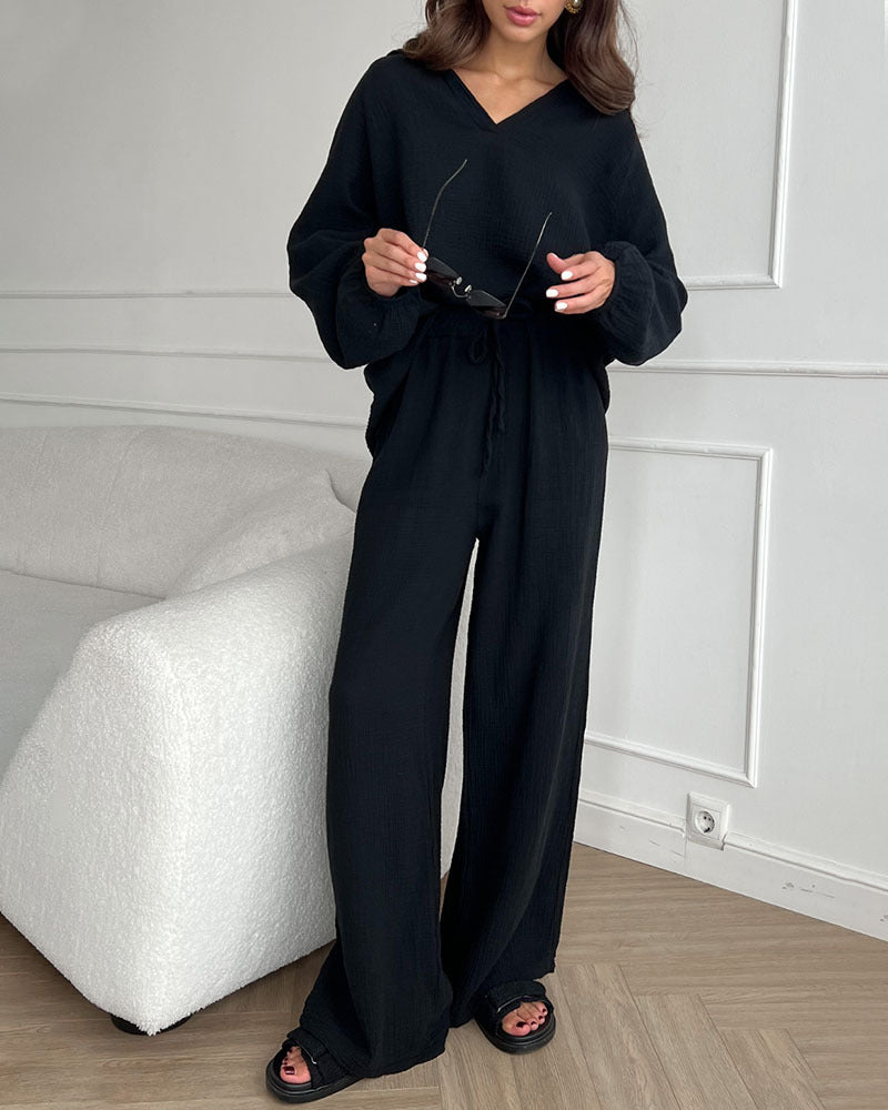 Ensemble élégant et confortable Felicità de Danoir Paris, blanc, avec détails sophistiqués, porté par un mannequin.