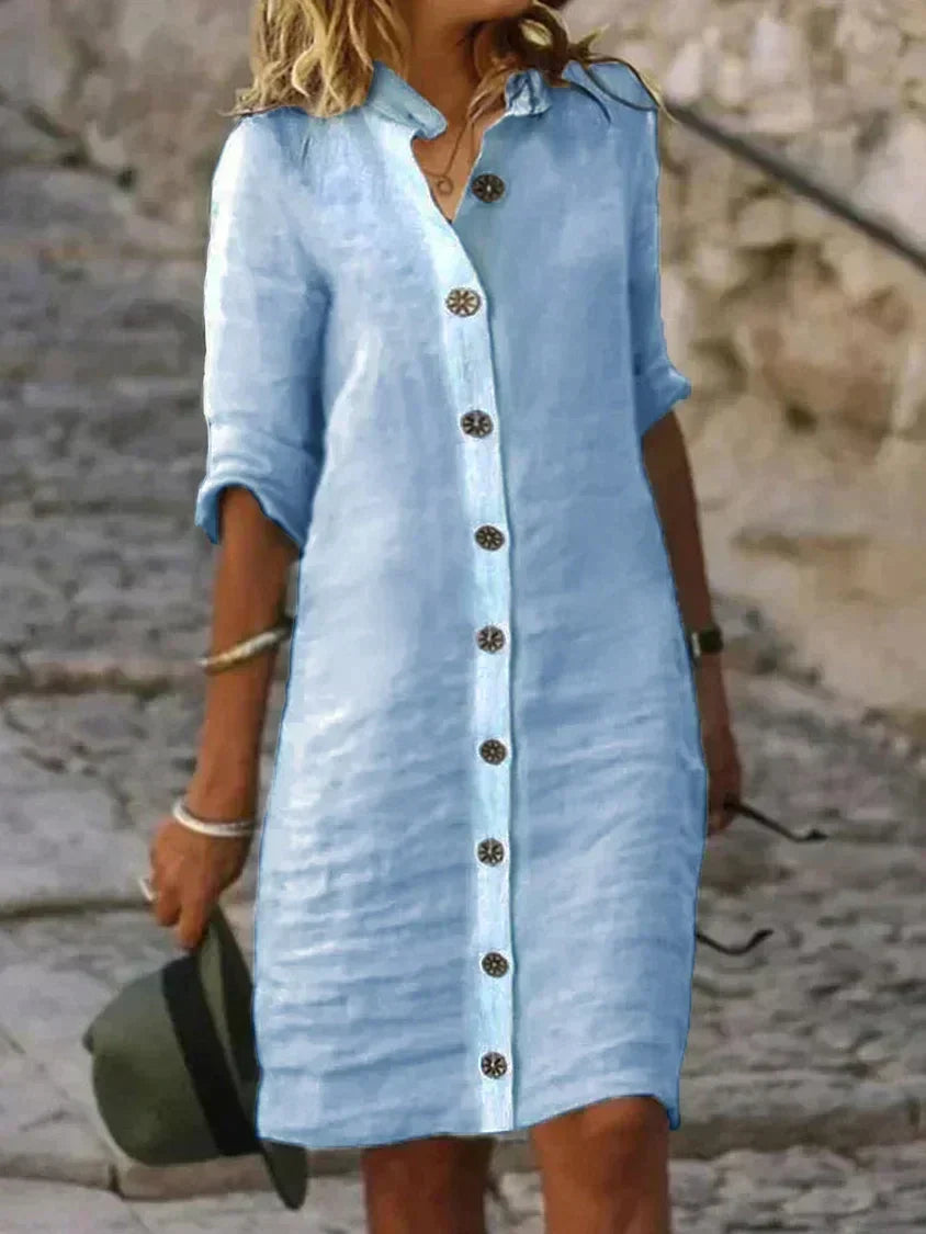 Robe mi-longue élégante Gabrielle de Danoir Paris en tissu blanc, avec détails sophistiqués, portée pour une occasion spéciale.